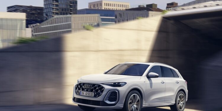 Nuova Audi Q5 e-hybrid 2026: sino a 100 km in elettrico, tecnologia avanzata e trazione quattro