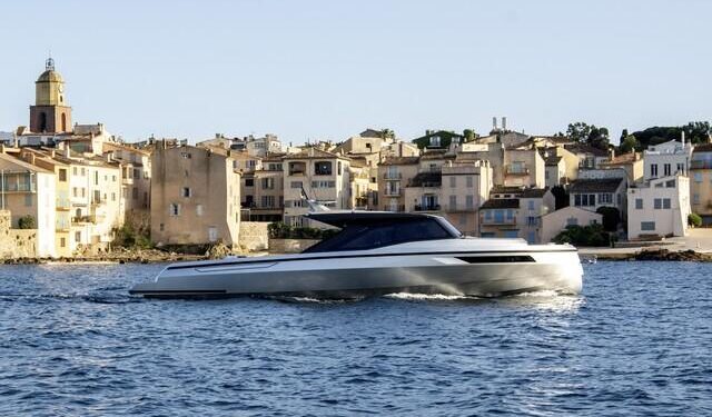 Santasevera 52 debutta a Saint-Tropez: eleganza mediterranea per l’open cruiser firmato Francesco Guida