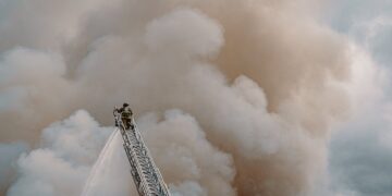 Incendio in un deposito di fuochi d’artificio: distrutti oltre 80 acri di vegetazione