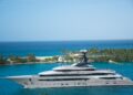 Superyacht Lady Dia si arena al largo della costa francese