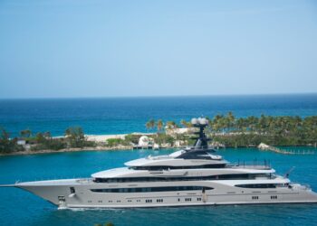 Superyacht Lady Dia si arena al largo della costa francese