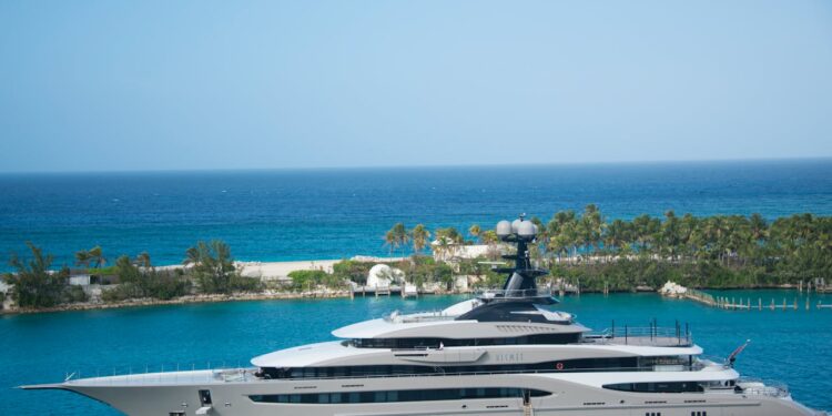 Superyacht Lady Dia si arena al largo della costa francese