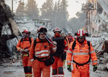 Karachi, crolla un palazzo residenziale: almeno 13 morti e decine di dispersi