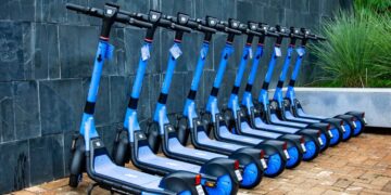 Targa obbligatoria per monopattini elettrici: cosa cambia e quali sanzioni si rischiano