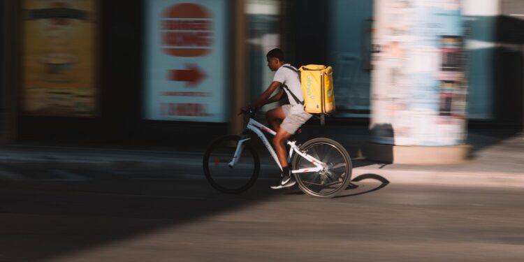 Bonus caldo per i rider: Glovo sospende il provvedimento dopo le polemiche