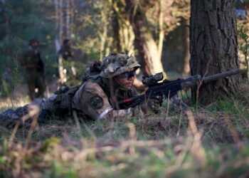 Scontri armati al confine tra Thailandia e Cambogia: escalation militare e un civile ucciso