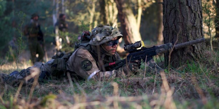 Scontri armati al confine tra Thailandia e Cambogia: escalation militare e un civile ucciso