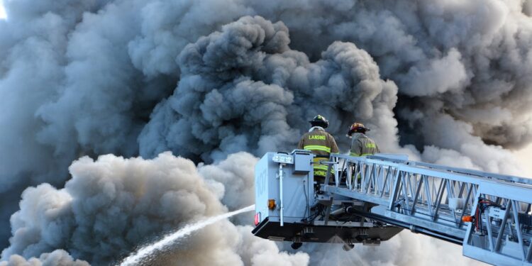 Esplosione in uno stabilimento chimico vicino a Hyderabad: decine di vittime e dispersi