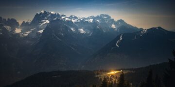 Fulmine sulle Dolomiti: turista colpita in Alta Val Giralba, famiglia bloccata in ferrata