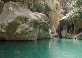 Selfie fatale sul Piave: 15enne muore travolta da un masso in provincia di Belluno