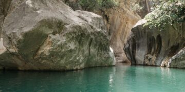 Selfie fatale sul Piave: 15enne muore travolta da un masso in provincia di Belluno