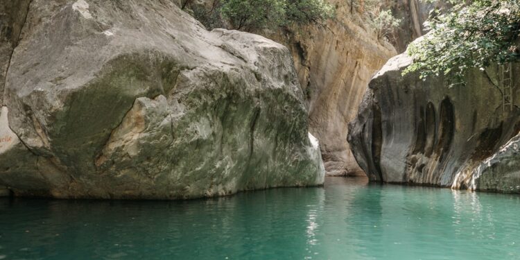 Selfie fatale sul Piave: 15enne muore travolta da un masso in provincia di Belluno