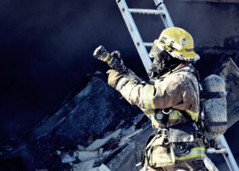 Esplosione in appartamento: un morto e una donna ferita, si scava tra le macerie