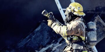 Esplosione in appartamento: un morto e una donna ferita, si scava tra le macerie