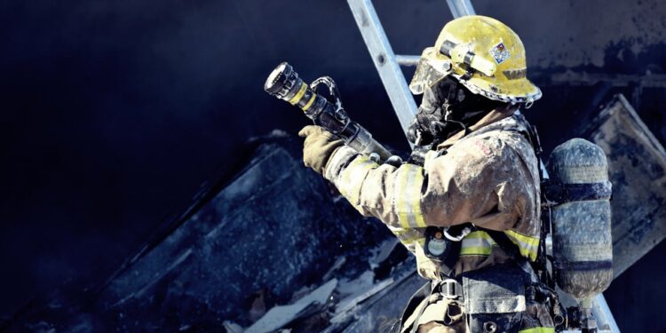Esplosione in appartamento: un morto e una donna ferita, si scava tra le macerie