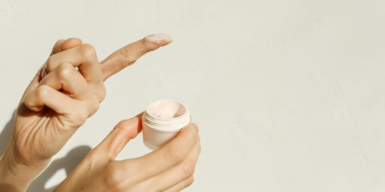 Cosmetici ritirati dal mercato in Italia: allerta su due prodotti Dr. Ciccarelli