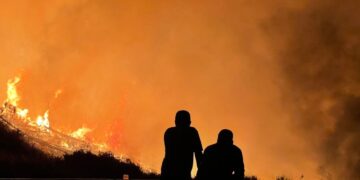 Incendi a Creta fuori controllo: evacuazioni di massa e roghi in espansione