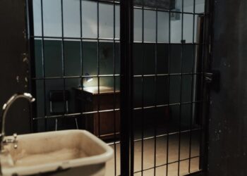 Rivolta nel carcere di Rieti: incendiata la sala ricreativa, sei agenti feriti