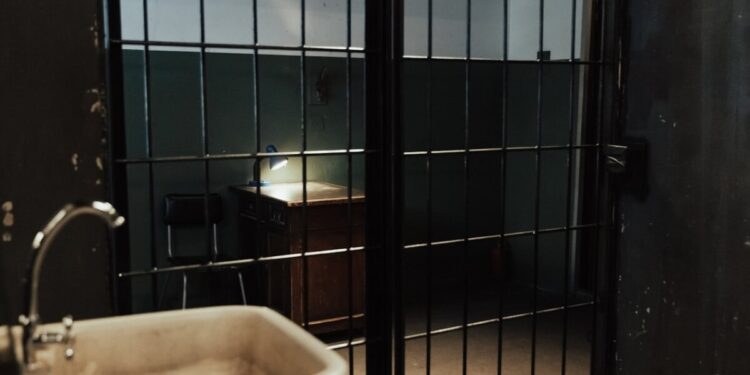 Rivolta nel carcere di Rieti: incendiata la sala ricreativa, sei agenti feriti