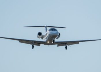 Aereo privato precipita a Southend: tragedia in volo dopo il decollo