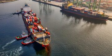 Morning Midas: affonda nave cargo con migliaia di auto elettriche cinesi