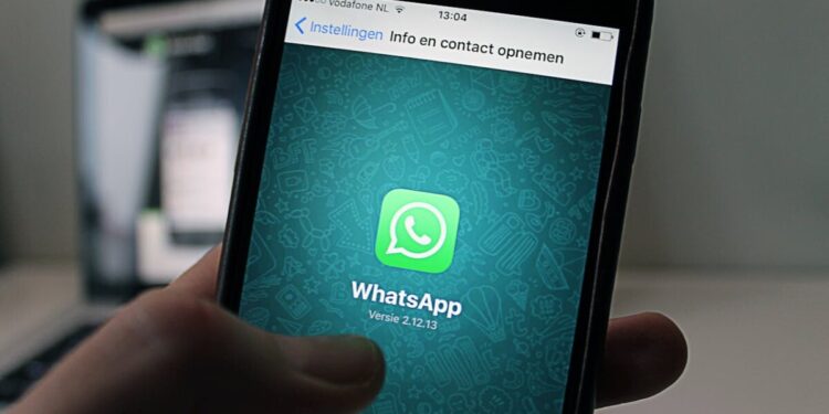 WhatsApp, arriva il tasto per nascondere le chat a Meta: come funziona la nuova “privacy avanzata”