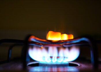 Bollette, dal 2026 cambio fornitore luce e gas in 24 ore: arriva lo switching lampo