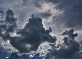 Colpito da un fulmine mentre è in moto: muore folgorato un 42enne in vacanza in Salento