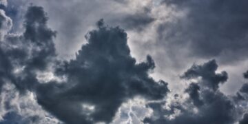 Colpito da un fulmine mentre è in moto: muore folgorato un 42enne in vacanza in Salento