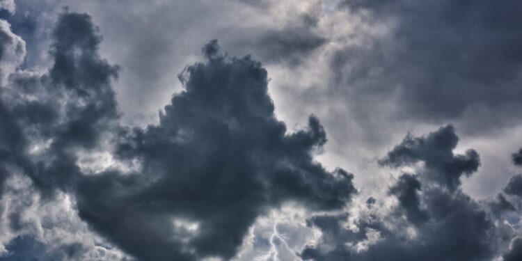 Colpito da un fulmine mentre è in moto: muore folgorato un 42enne in vacanza in Salento