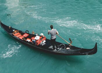 Venezia, turisti in acqua dopo il ribaltamento di una gondola: salvi grazie alle grate dei palazzi