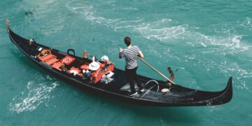 Venezia, turisti in acqua dopo il ribaltamento di una gondola: salvi grazie alle grate dei palazzi