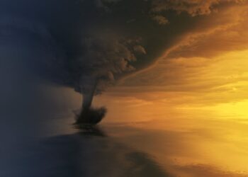 Uragano Erin colpisce la Carolina del Nord: onde fino a sei metri e allagamenti lungo la costa