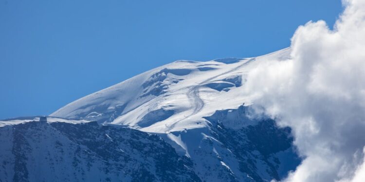 Tragedia sul Monte Bianco: alpinista italiano muore sulla Cresta del Brouillard