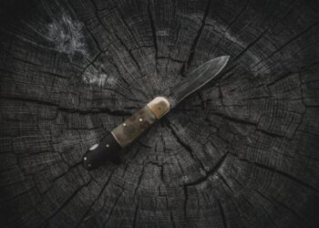 Milano, uomo armato di coltello assale un locale: tre feriti. Arrestato 52enne con obbligo di dimora