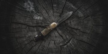 Milano, uomo armato di coltello assale un locale: tre feriti. Arrestato 52enne con obbligo di dimora