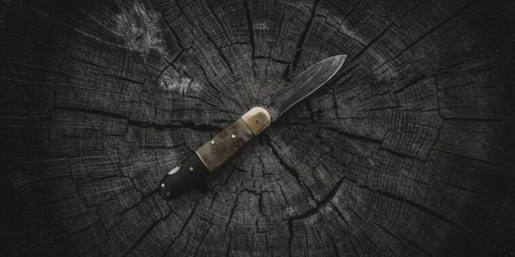 Milano, uomo armato di coltello assale un locale: tre feriti. Arrestato 52enne con obbligo di dimora