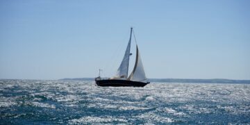 Tragedia in mare ad Ancona: 62enne muore risucchiato dall’elica sotto gli occhi del figlio