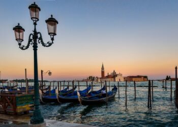 Venezia, turista americana aggredita da borseggiatrice 14enne: colpita alla testa con un cellulare