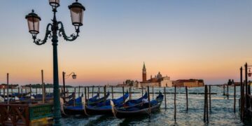 Venezia, turista americana aggredita da borseggiatrice 14enne: colpita alla testa con un cellulare