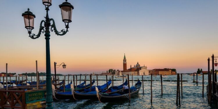 Venezia, turista americana aggredita da borseggiatrice 14enne: colpita alla testa con un cellulare