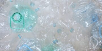 Bottiglie di plastica, svolta green dal 2025: obbligo di almeno il 25% di materiale riciclato