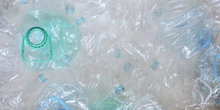 Bottiglie di plastica, svolta green dal 2025: obbligo di almeno il 25% di materiale riciclato