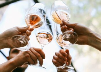 Ostuni, conto salato per l’aperitivo: 2 euro a testa per la musica del deejay