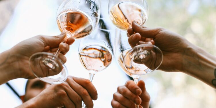 Ostuni, conto salato per l’aperitivo: 2 euro a testa per la musica del deejay