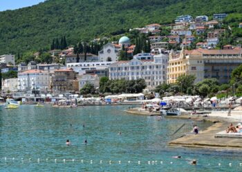 Alassio, 75enne colpito da gavettoni mentre dorme in spiaggia: turista finisce in ospedale