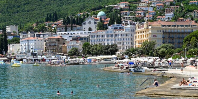 Alassio, 75enne colpito da gavettoni mentre dorme in spiaggia: turista finisce in ospedale