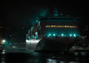 Incendio sul traghetto Raffaele Rubattino: attimi di paura nel golfo di Napoli