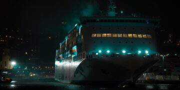 Incendio sul traghetto Raffaele Rubattino: attimi di paura nel golfo di Napoli