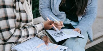 Professore sospeso a Formia: indagini in corso su presunti abusi sessuali a due studentesse minorenni